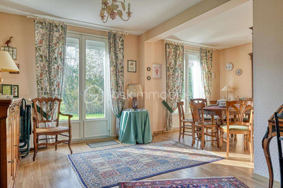 Maison à VOISINS-LE-BRETONNEUX