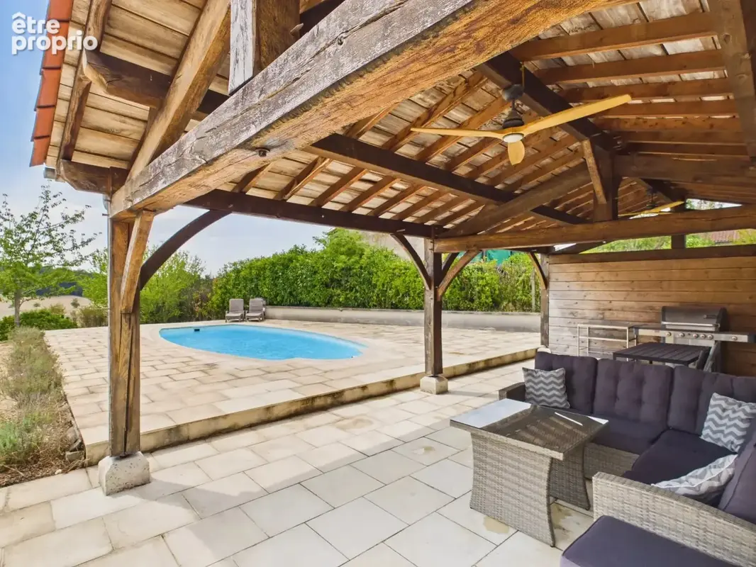 Propriété récemment rénovée de 6 chambres offrant beaucoup de flexibilité et une belle vue - photo 2