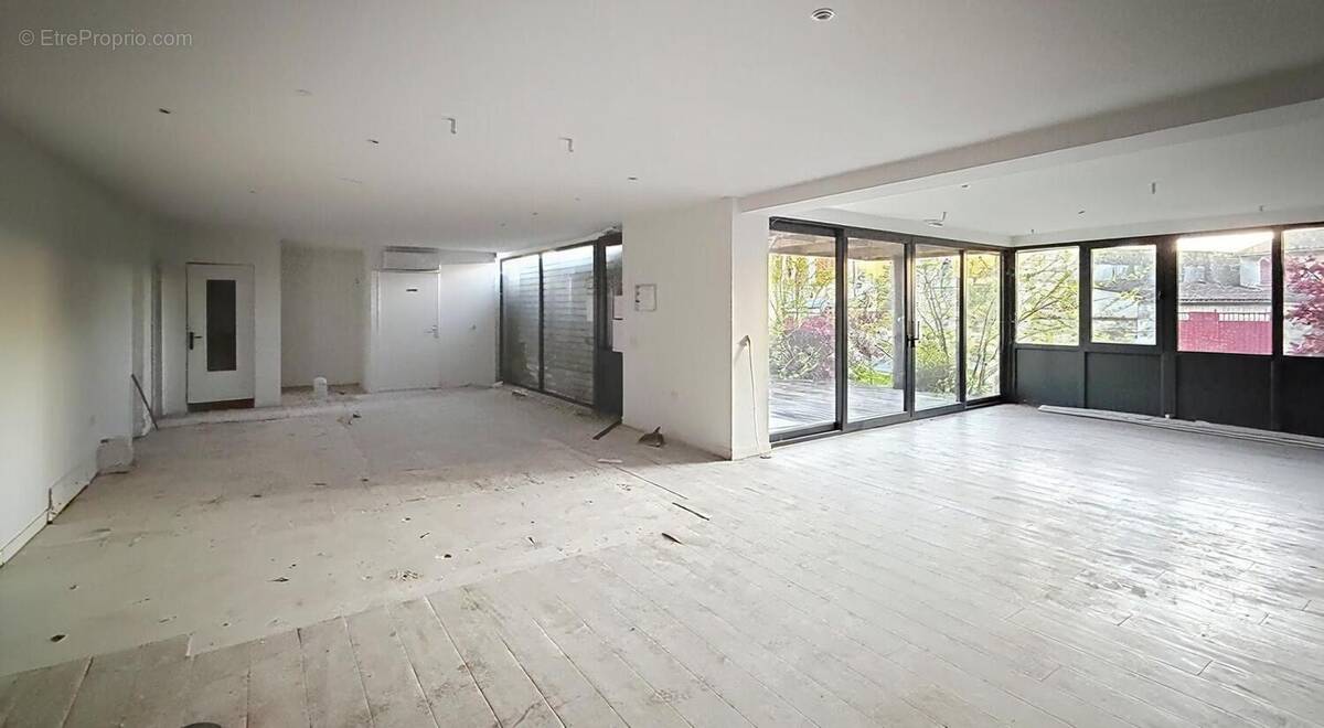 Photo 1 - Commerce à CANTENAC