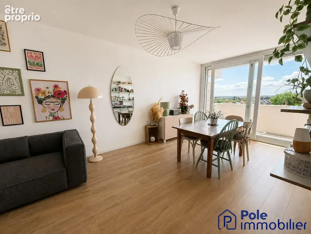 CAEN appartement T2- Séjour avec parquet 