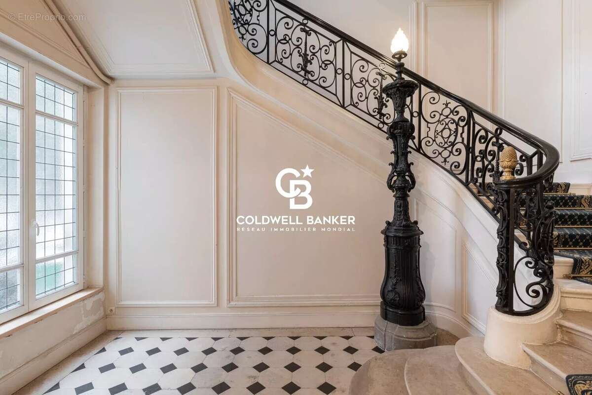 Appartement à PARIS-16E