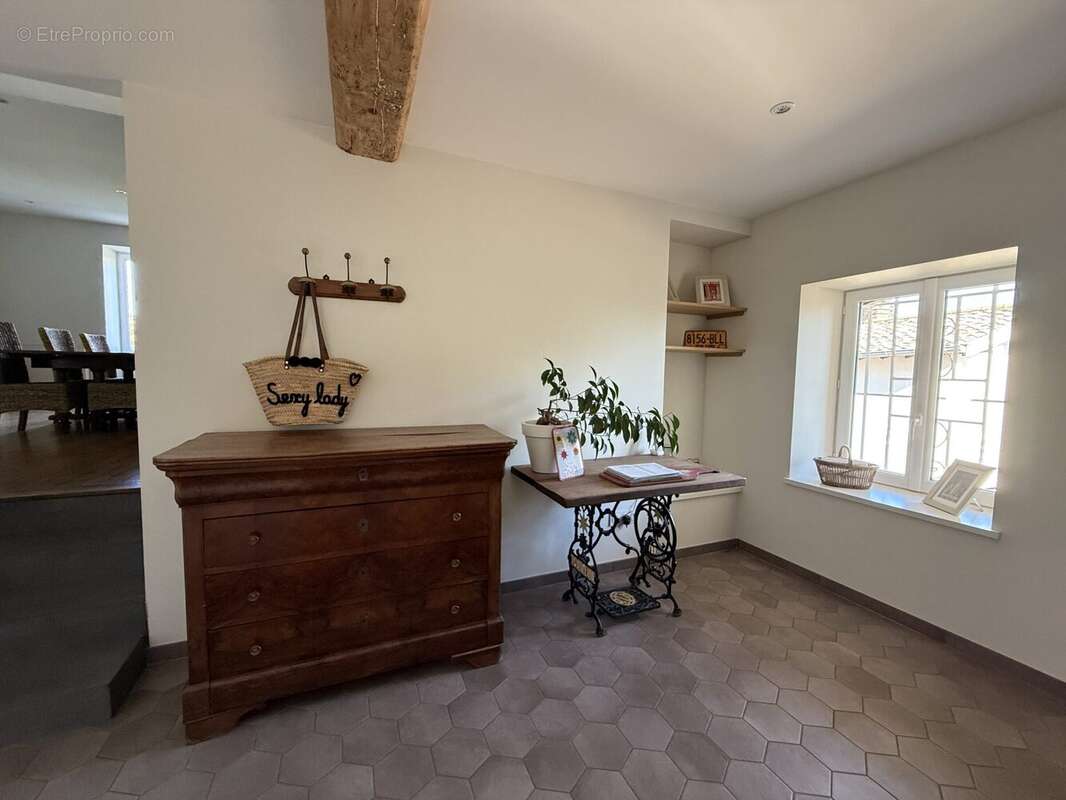 Hall 12 m2  - Maison à VILLEFRANCHE-SUR-SAONE