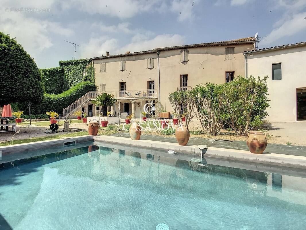 Charme & authenticité ! BATISSE de CARACTERE datant de 1789 proposant 350 m² avec jardin et piscine. Idéale pour un PROJET D'ACC - photo 2