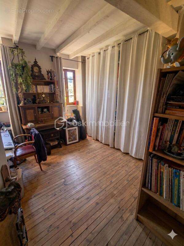 L’Âme de la Bastide : Demeure Historique du XVIIe Siècle contre le Rocher  4 Pièces  3 Chambres  Jardin de 455 m²  Garage indépe - photo 9