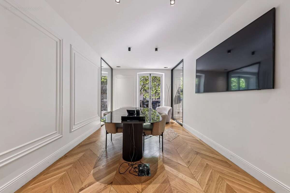 Commerce à PARIS-8E