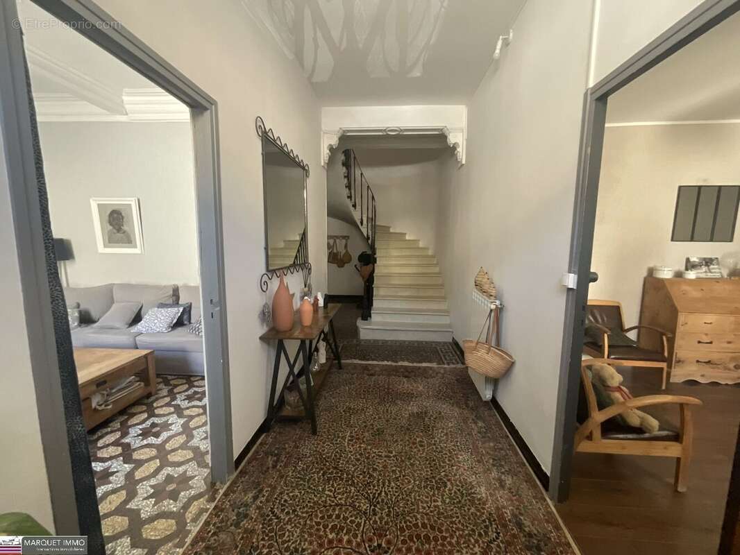 Le charme intemporel d'une Maison de Maitre T6 offrant 176 m² donnant sur patio intimiste avec piscine, nichée au coeur de Corne - photo 13