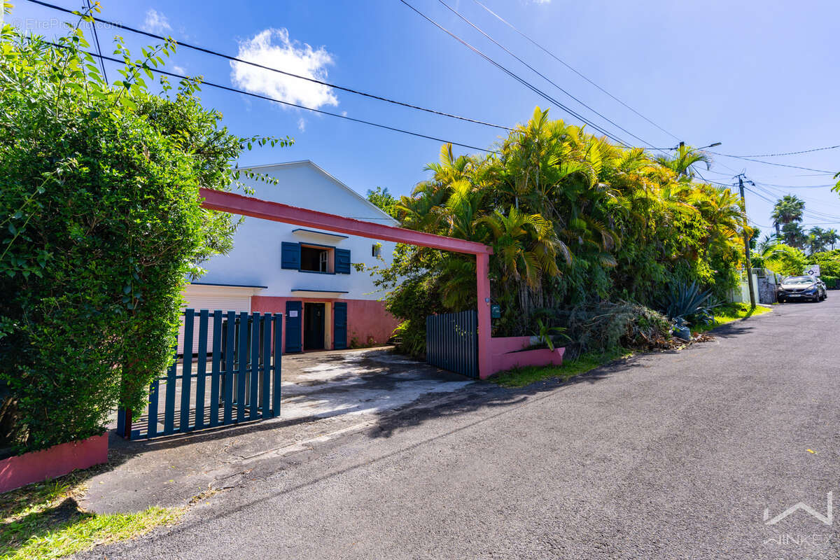 Villa de caractère avec vue océan, piscine et dépendances   Le Tampon - photo 3