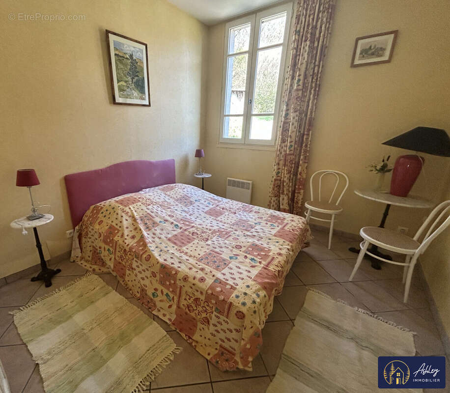 Rez-de-chaussée Chambre  - Maison à LE MONTEIL