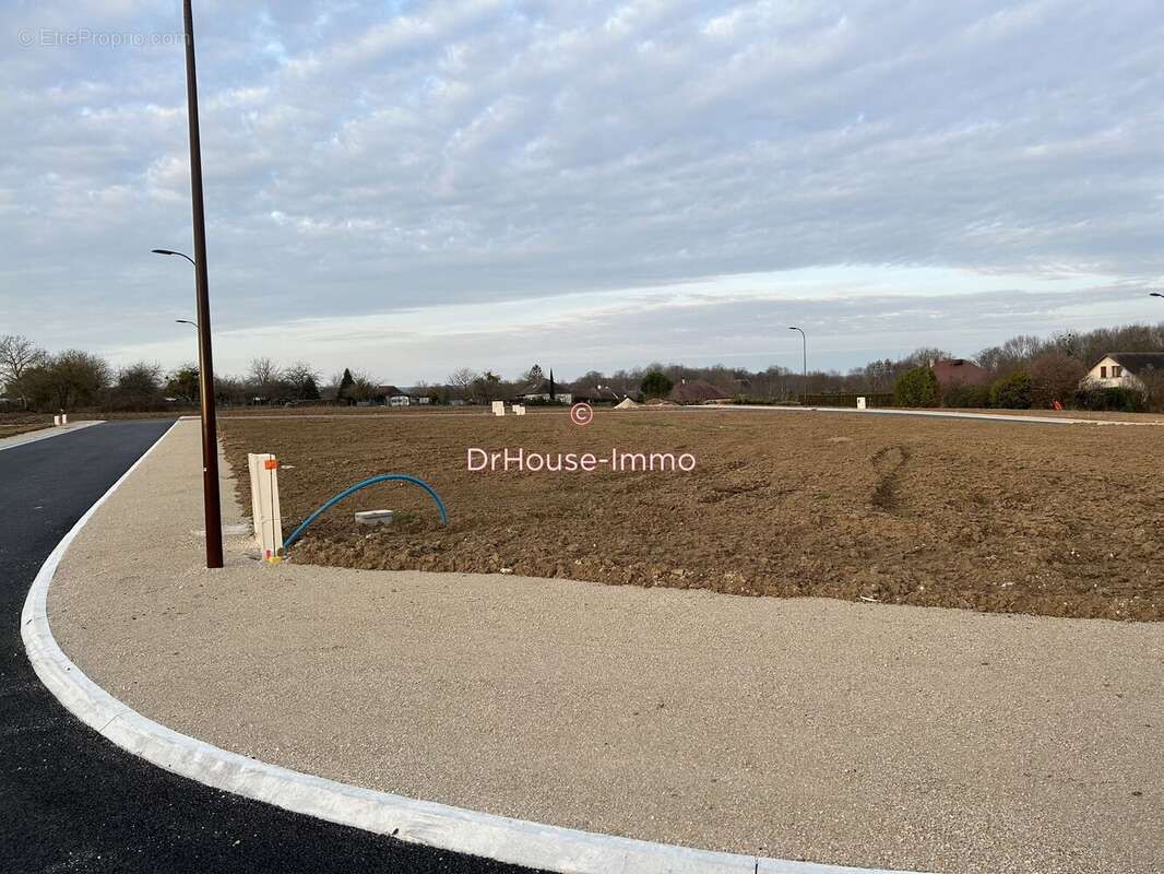 Terrain à SAINT-LEGER-PRES-TROYES