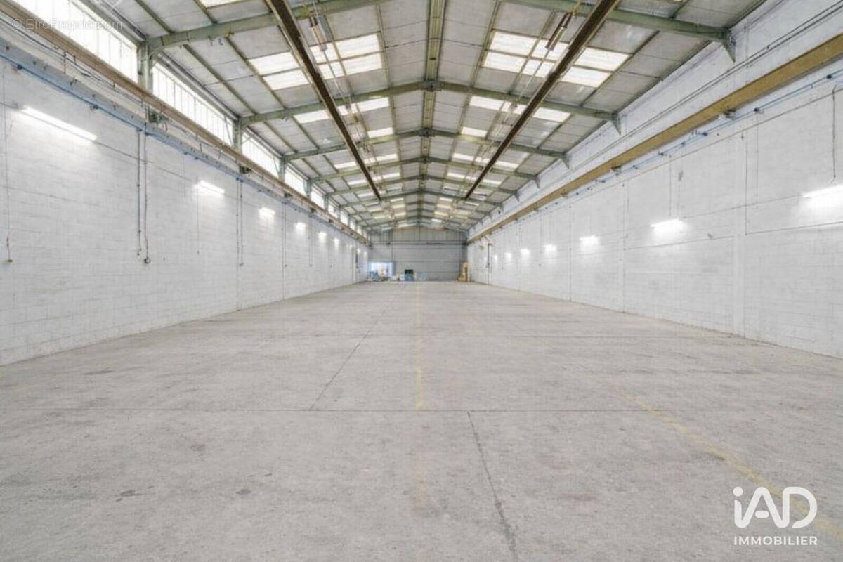 Photo 1 - Commerce à OZOIR-LA-FERRIERE