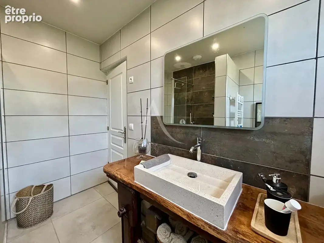 Maison rénovée avec sous-sol et dépendances - photo 8