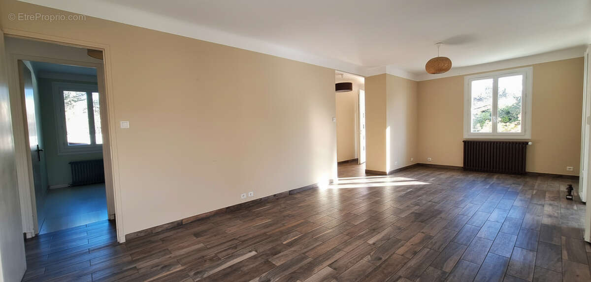 Maison à ENTRAIGUES-SUR-LA-SORGUE