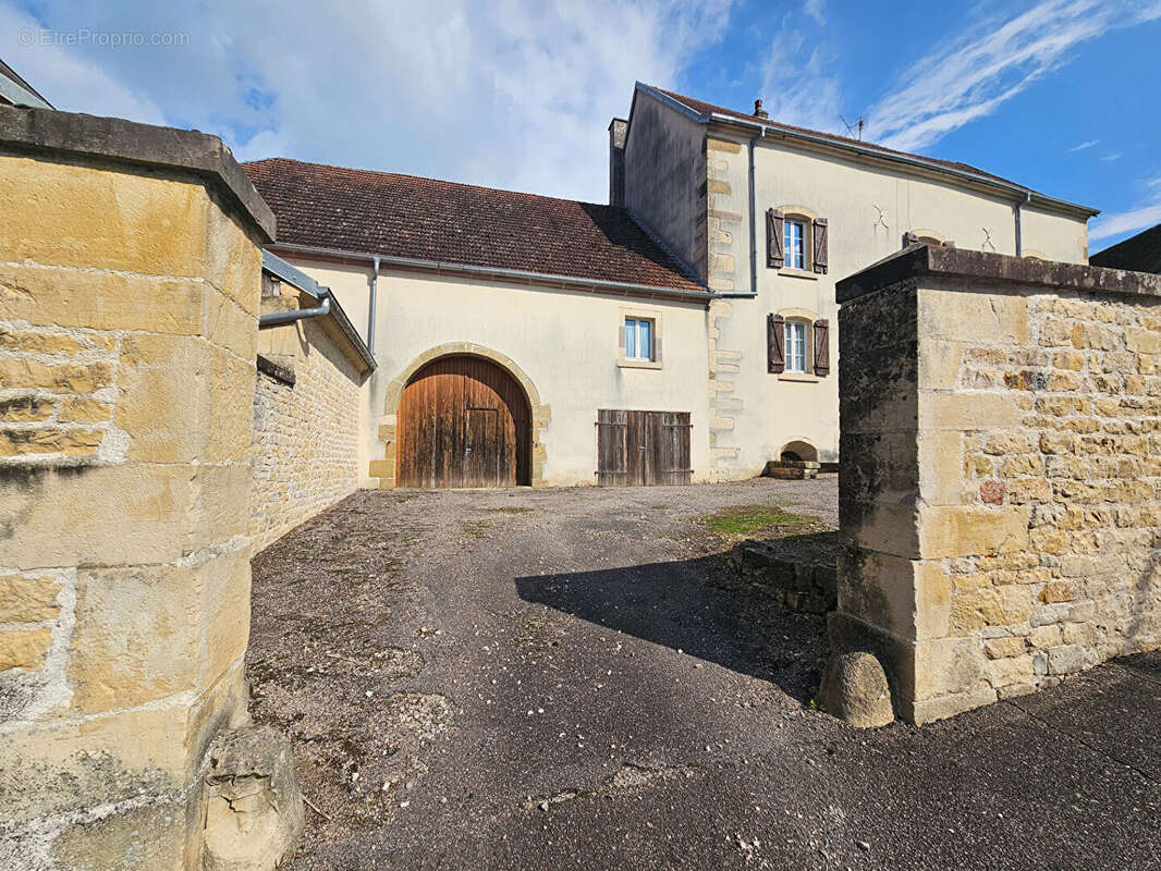 Maison à MENOUX