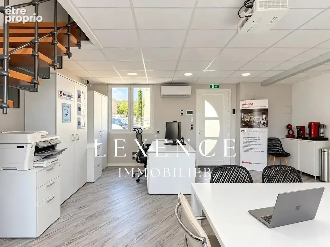 Local professionnel 155m² à La Fare les Oliviers - photo 7