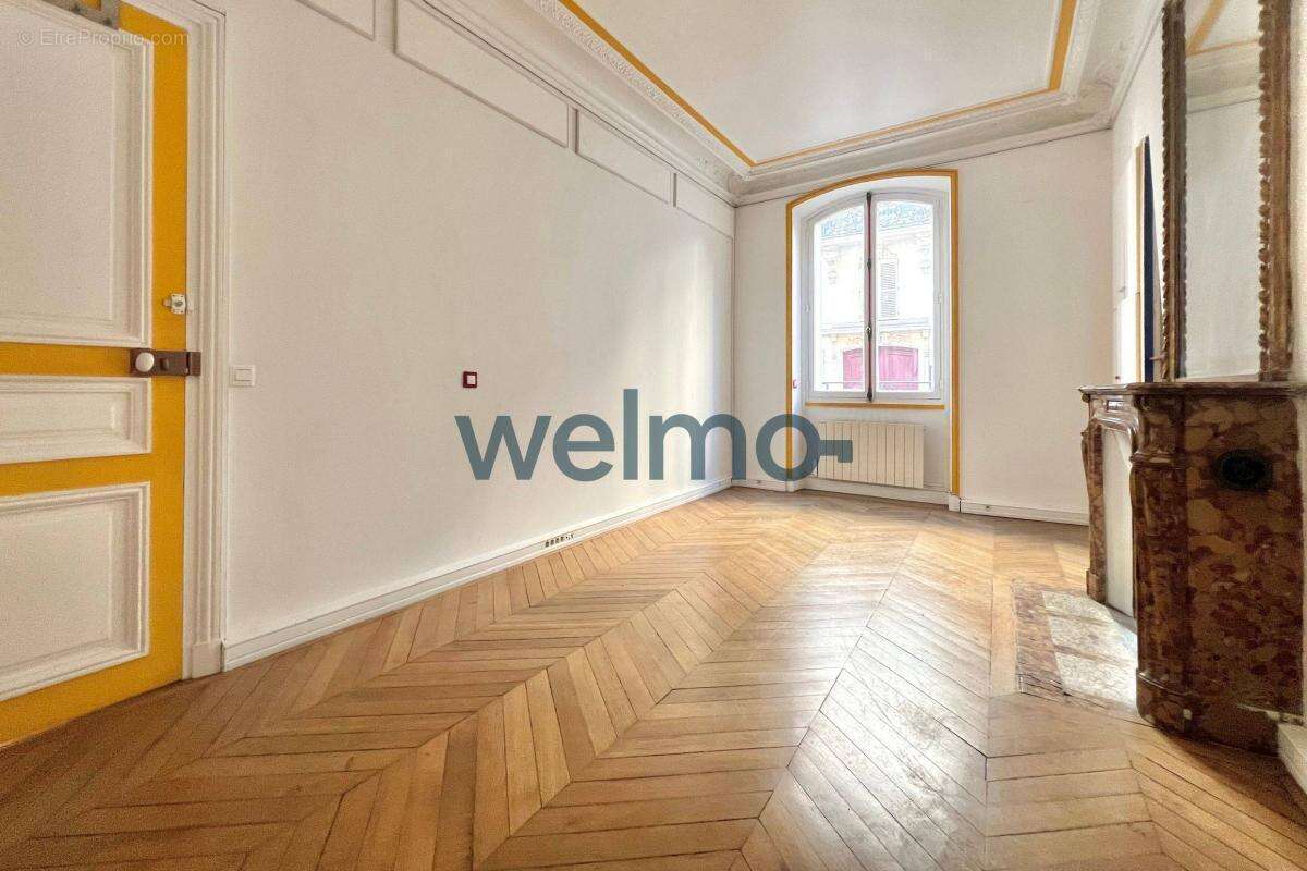 Commerce à PARIS-8E