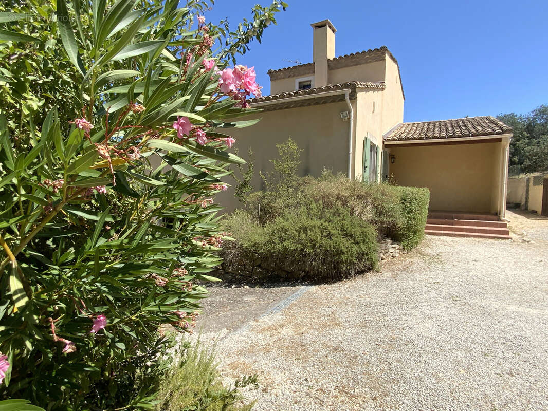 Charmante maison spacieuse avec terrain arboré et piscine. - photo 16