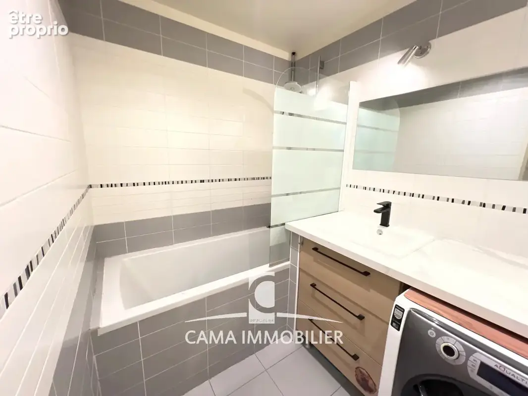 Bel appartement de 69m2, deux chambres, au dernier étage, à deux pas des écoles et 10mn à pied de la gare. - photo 7