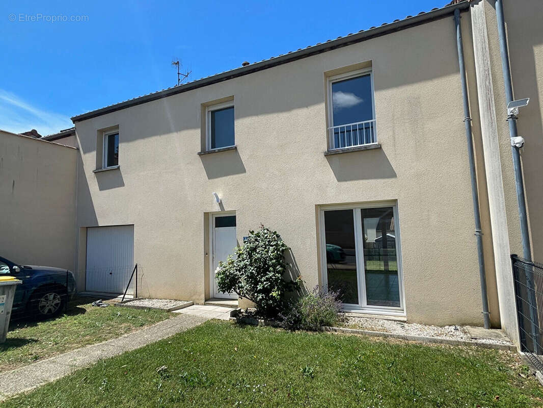 Saint Benoit - Maison 5 pièce(s) 98 m2 - jardin  - garage - photo 2