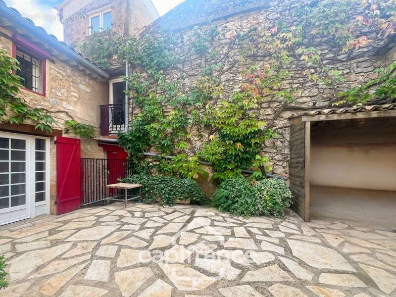 MERINDOL  MAISON DE CHARME, cour extérieure et roof top,2 chambres, 1 pièce,  1 bureau, 1 cave,  au cœur du village  A DECOUVRIR - photo 3