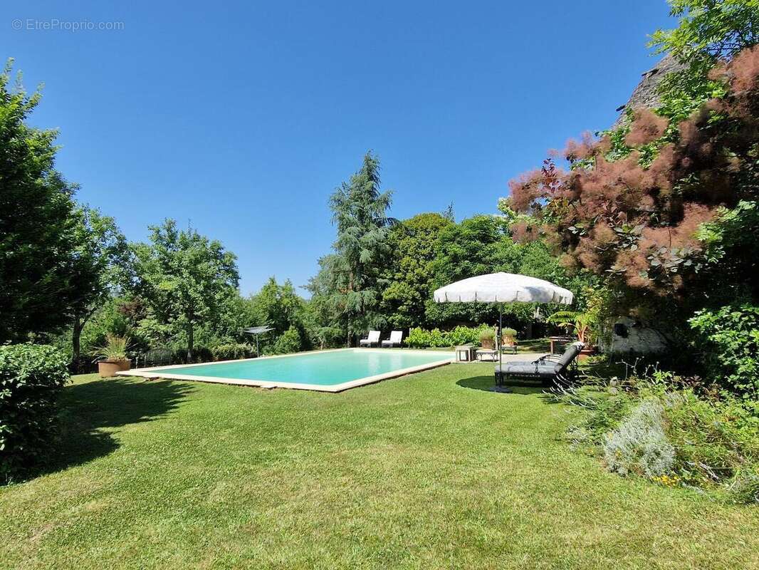 Demeure de charme avec Patio, piscine, tour au toit de lauze et jardin bucolique. - photo 10