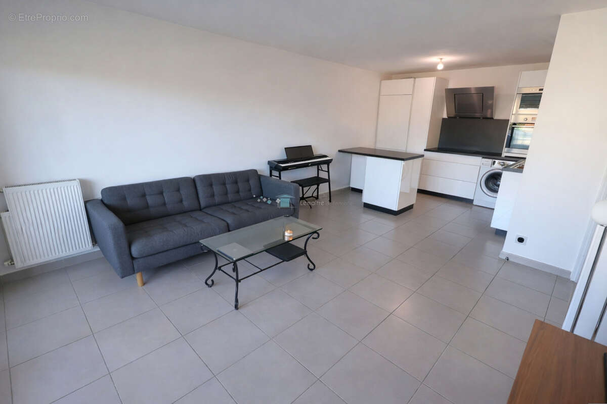 Appartement à LA ROQUETTE-SUR-SIAGNE