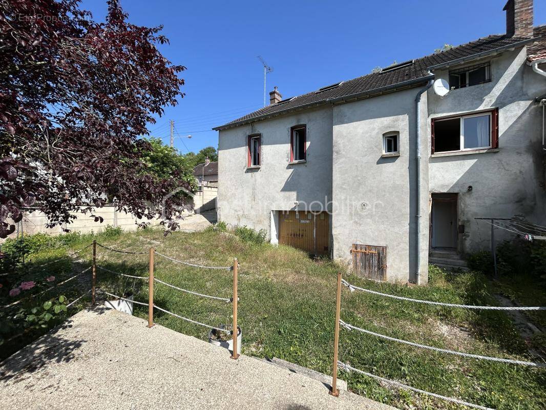 Maison à LAROCHE-SAINT-CYDROINE