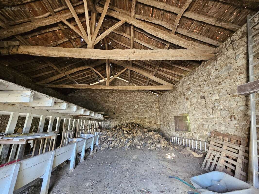 Opportunité de réhabilitation d'une grange : créez la maison de vos rêves ! - photo 3