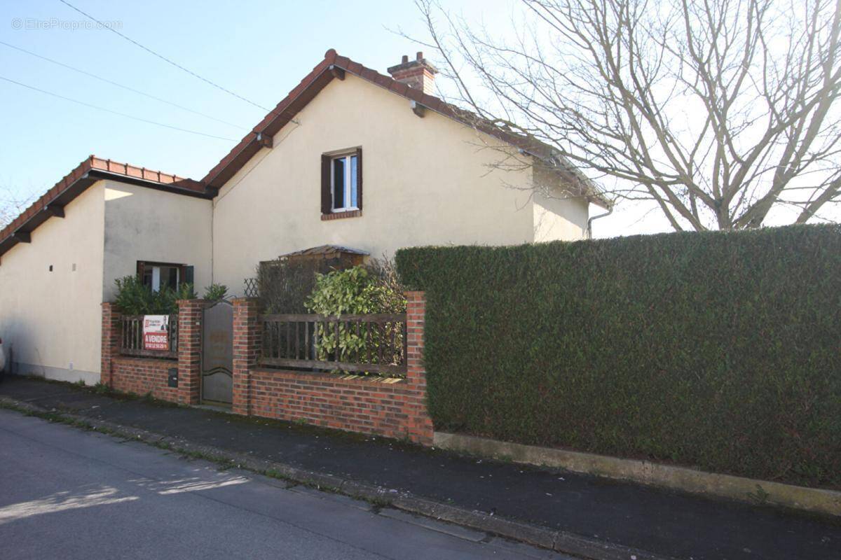 Maison à GUIGNICOURT