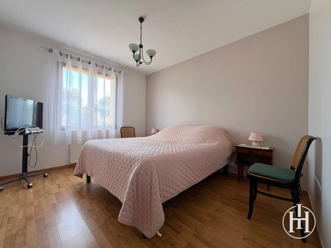 Maison à AINAY-LE-CHATEAU