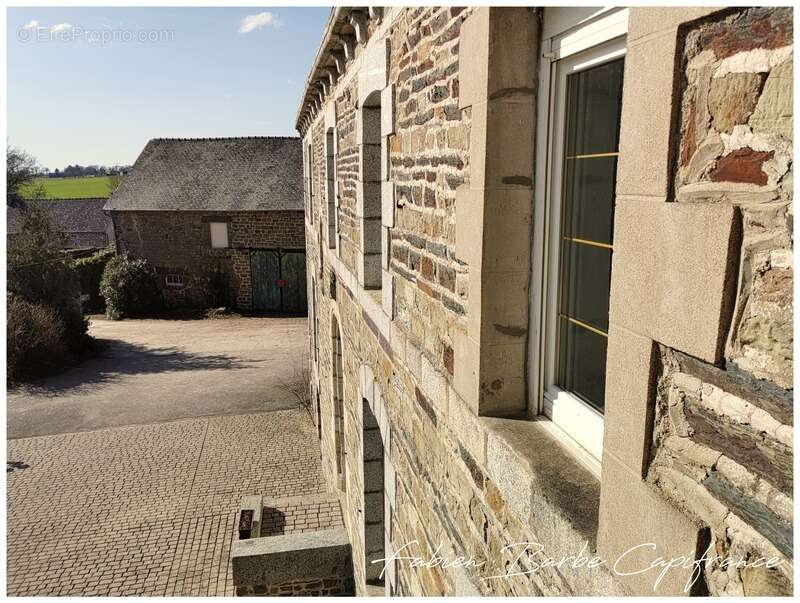 Maison à NEANT-SUR-YVEL