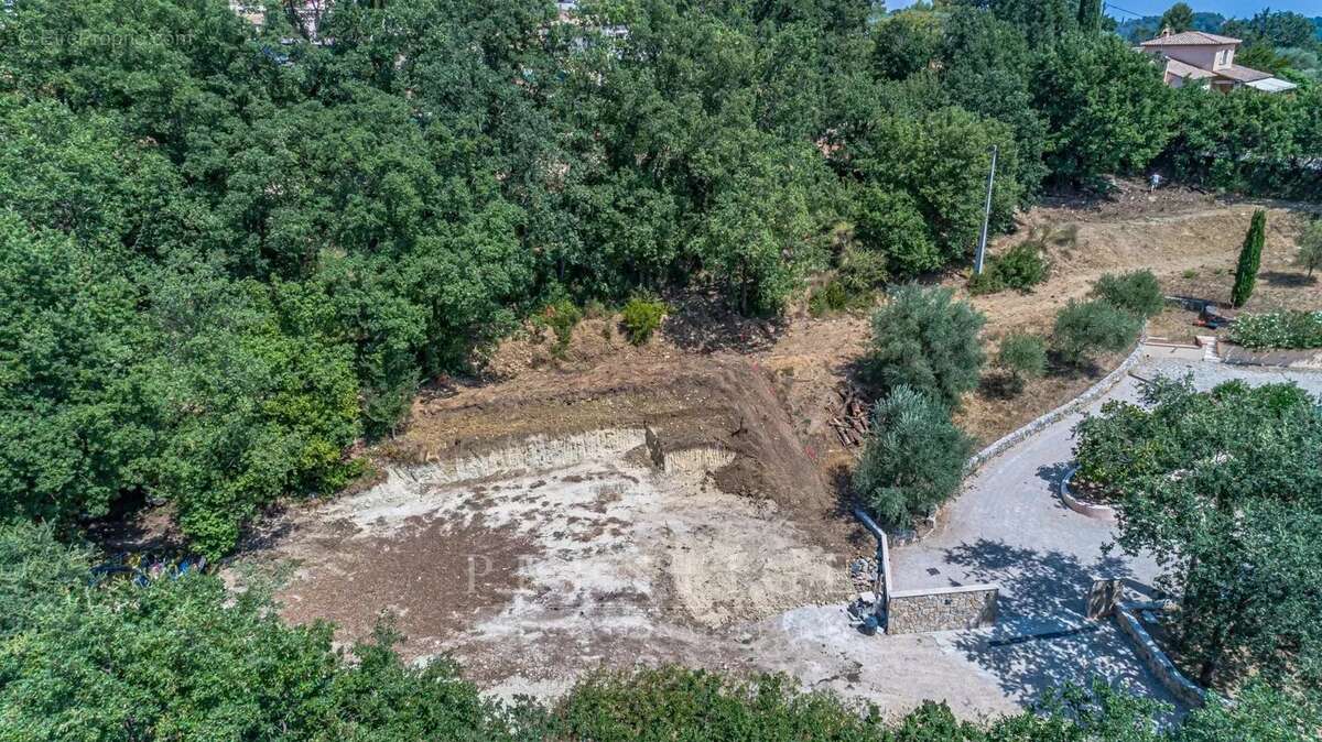 Chateauneuf de grasse, terrain 3300m² à batir, avec PC pour villa contemporaine,  calme absolu - photo 3