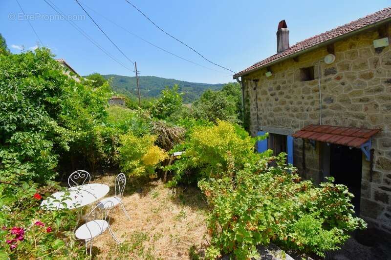 Petite ferme en pierres avec terrain SAINT-JULIEN-D'INTRES (07) - photo 2