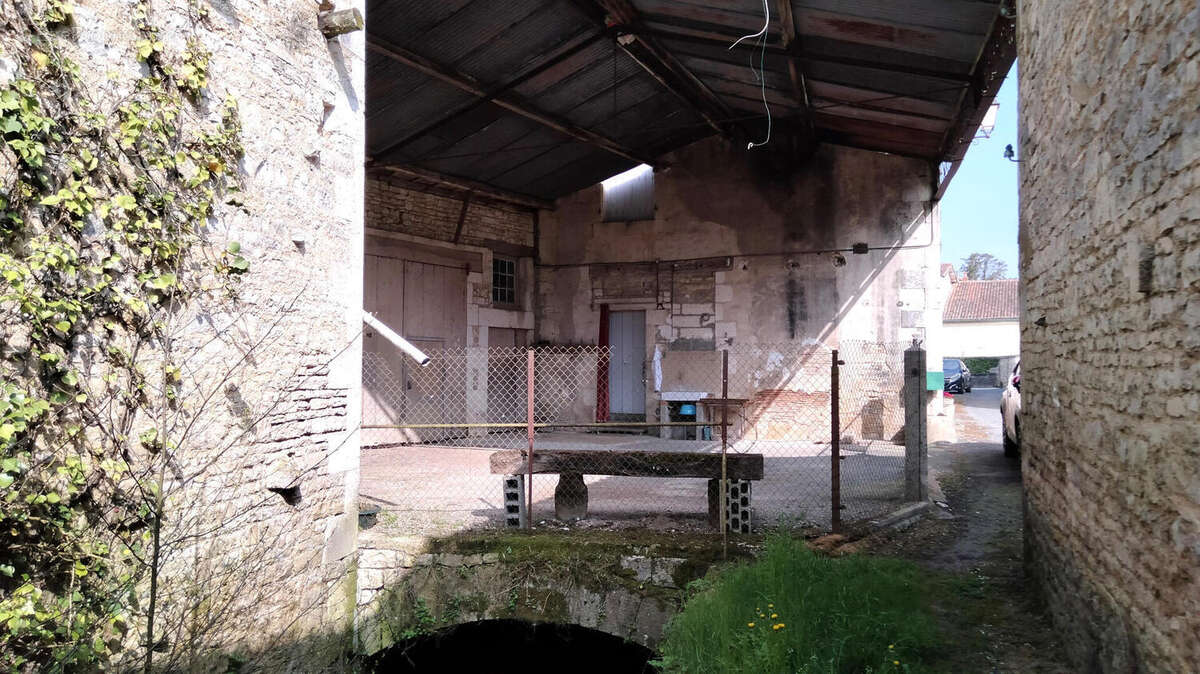 HANGAR - Maison à VERTEUIL-SUR-CHARENTE