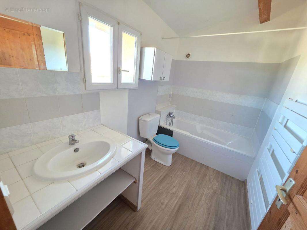Appartement à MONTAREN-ET-SAINT-MEDIERS
