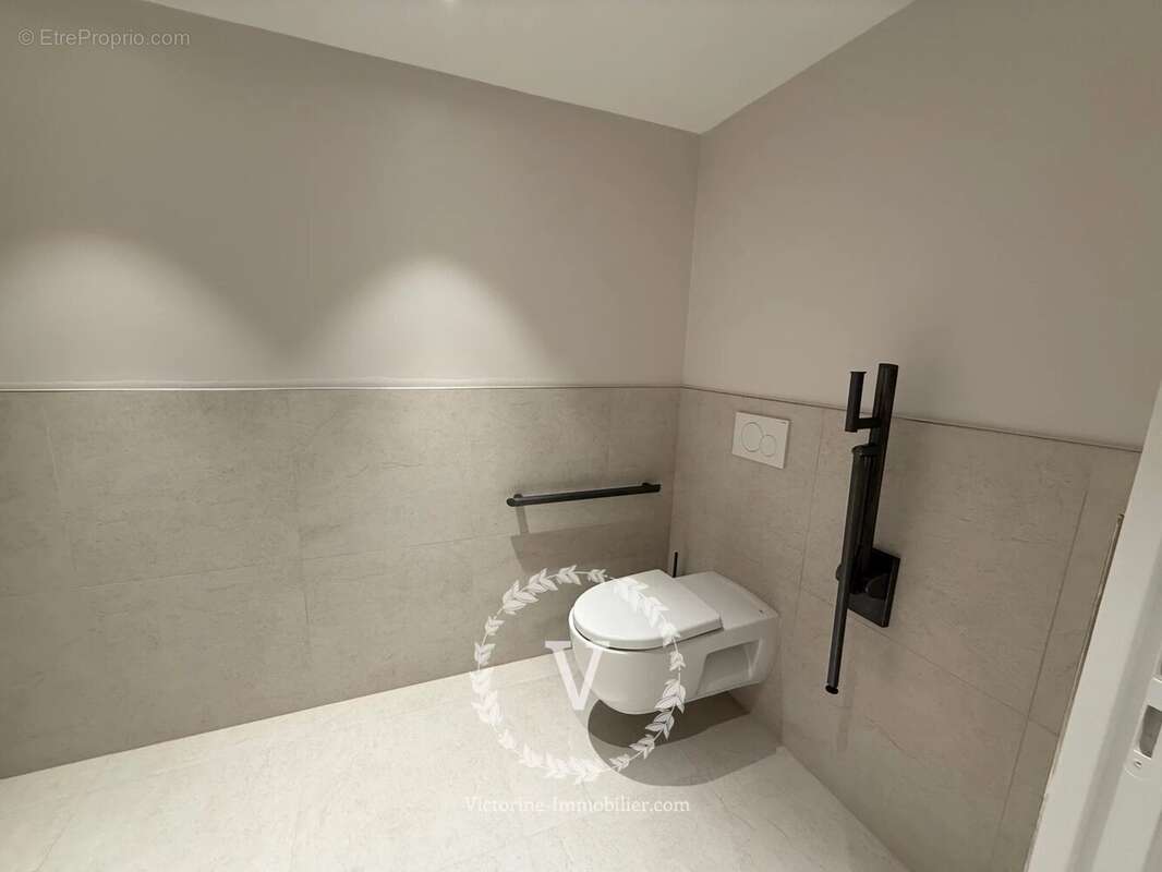 Commerce à PARIS-9E