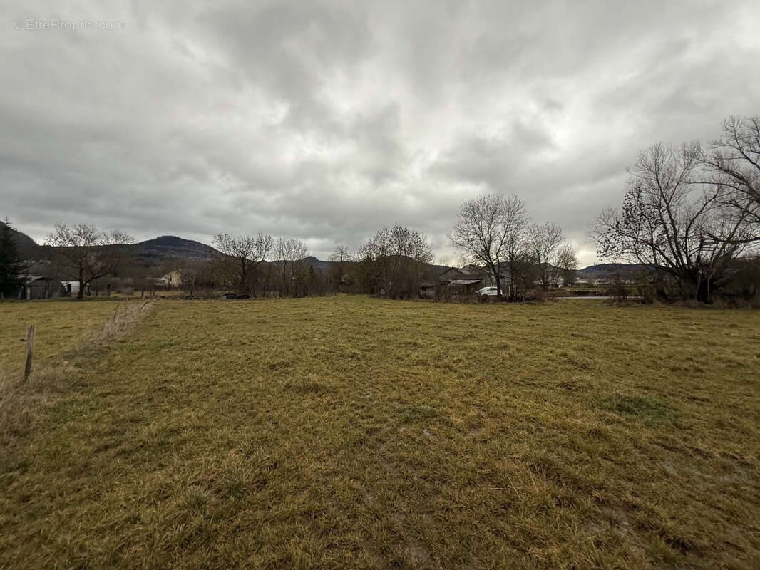 Terrain à SAINT-PIERRE-EYNAC