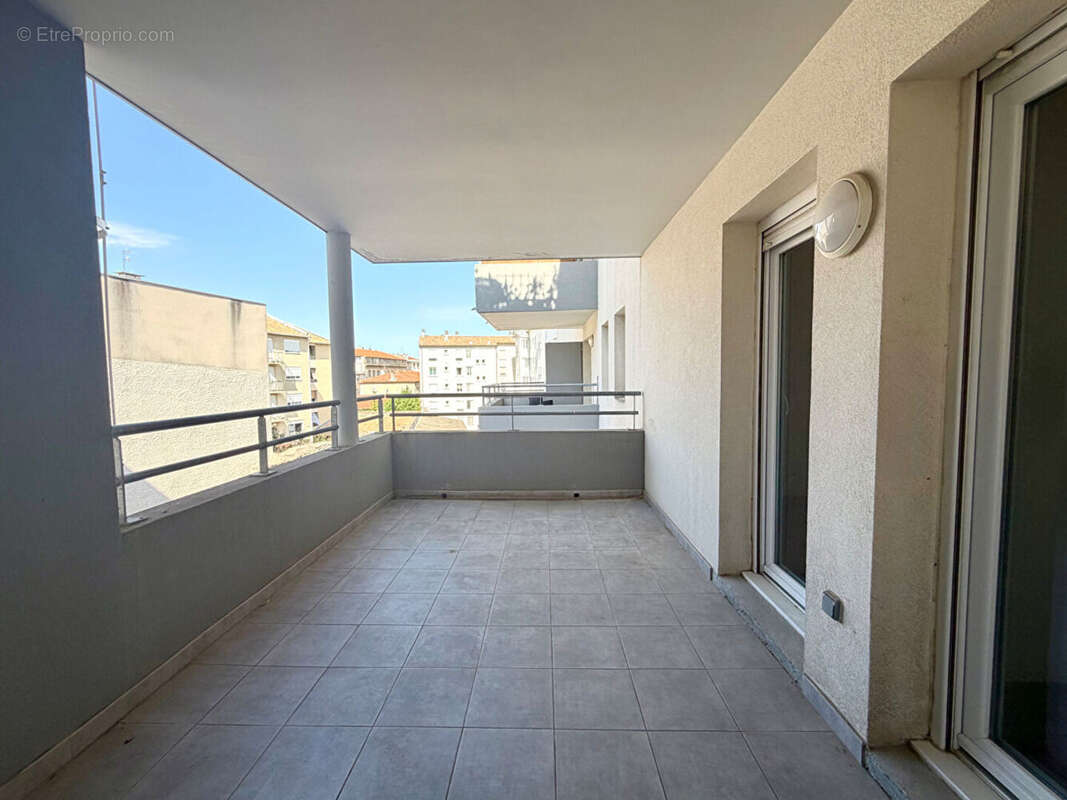 Appartement t3 - terrasse & parking - photo 2