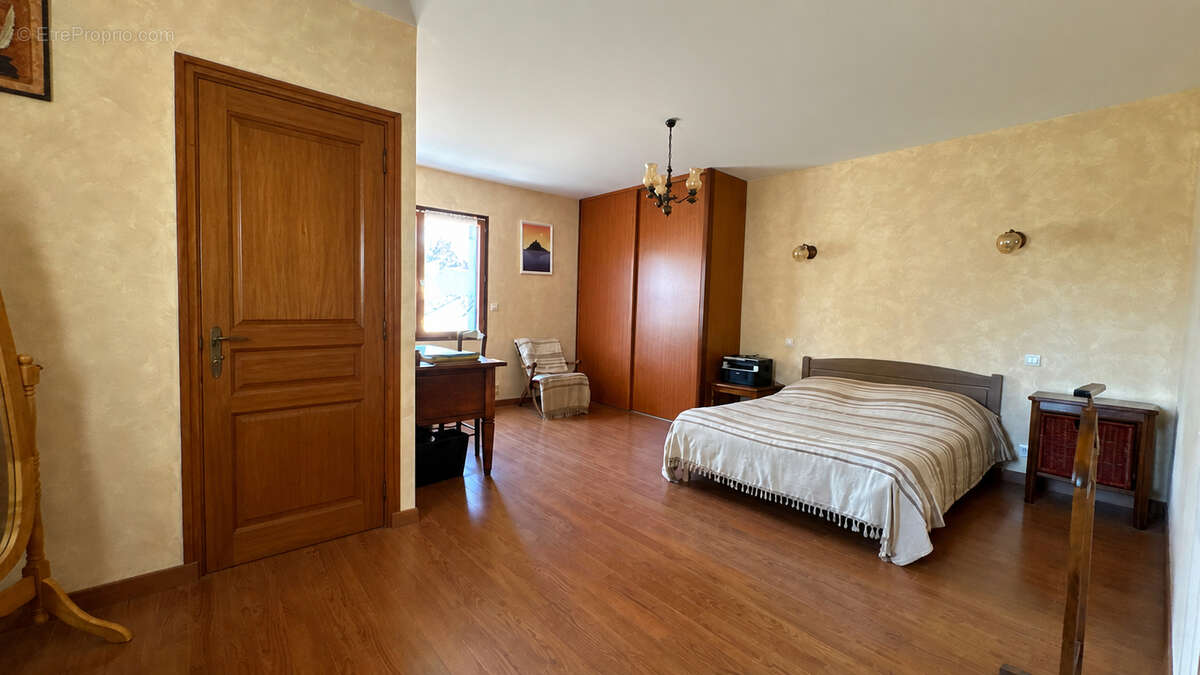 Maison familiale de 247 m² à vendre à Roz-sur-Couesnon - 7 chambres - Terrain de 2 000 m² - Proche bourg et commerces - photo 8