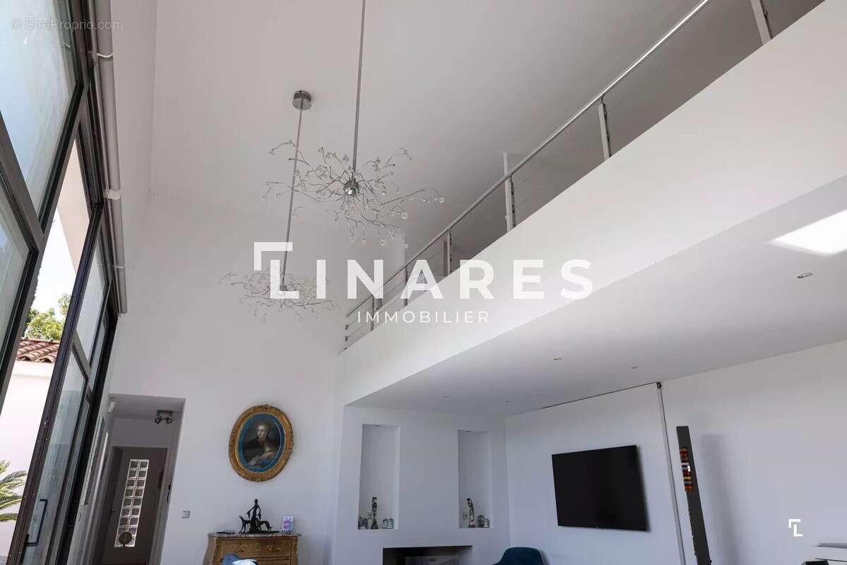 LIGNES D'EXCEPTION - Villa Plain Pied T5 de 172m2 - Piscine sel chauffée -  Terrain 1400m2 - 13011 Marseille - photo 4