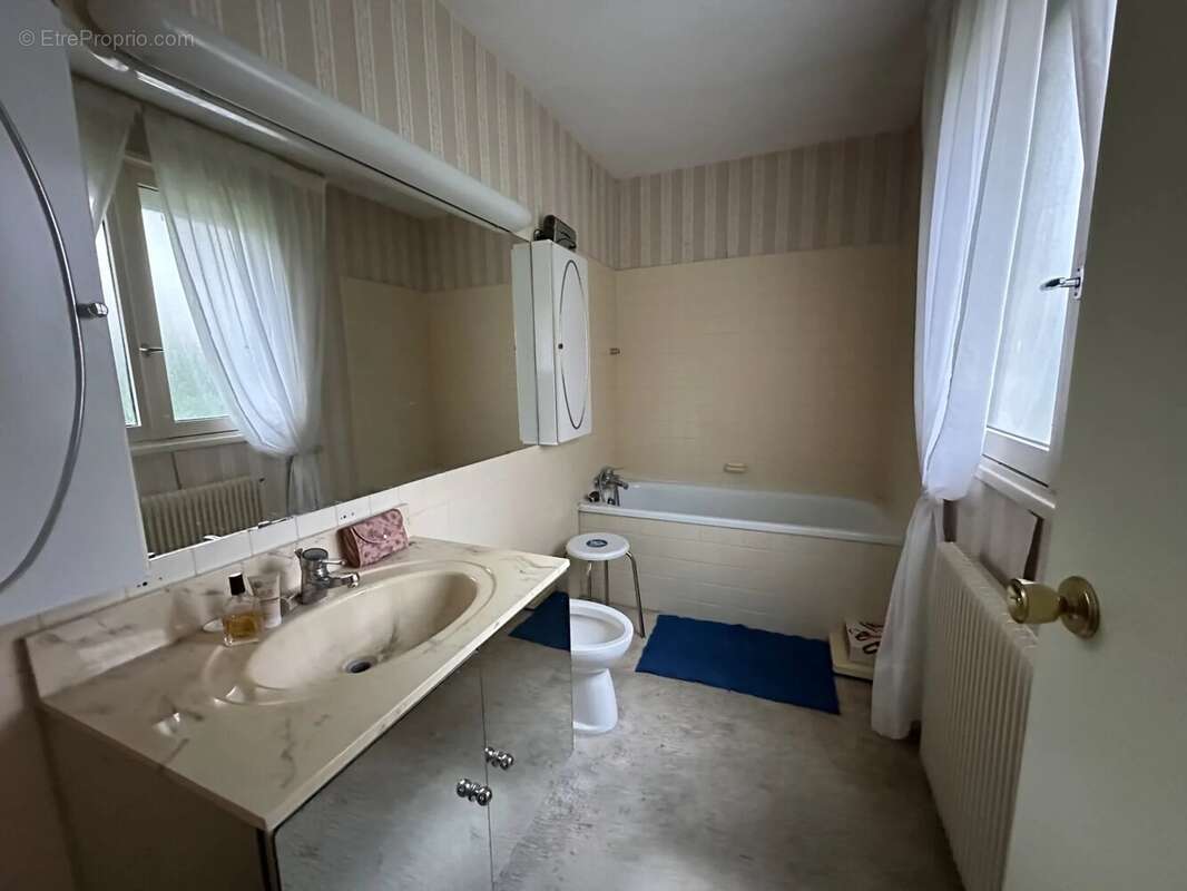 Maison à LE MESNIL-SAINT-DENIS