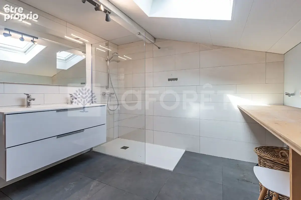 Agence immobiliere laforet - annecy-le-vieux - appartement 115,40m² dans maison - dernier etage - 3 chambres + 1 bureau - sejour - photo 3