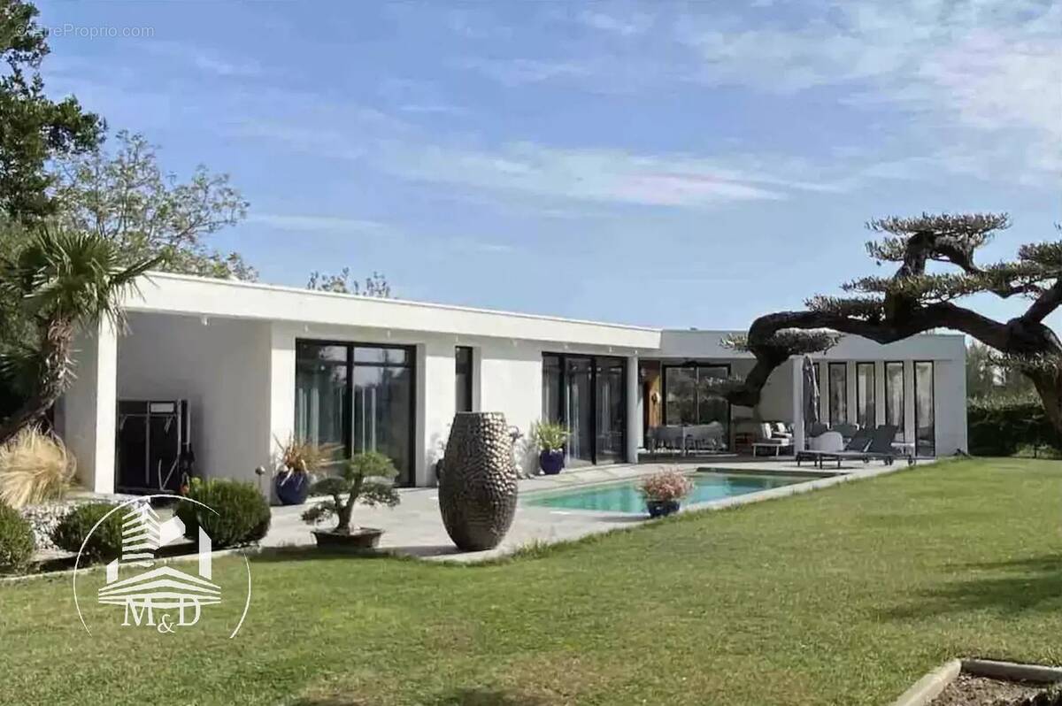 Maison à LAUZERVILLE