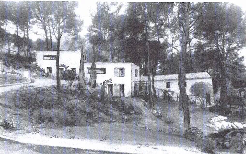 Terrain à LA ROQUE-D&#039;ANTHERON