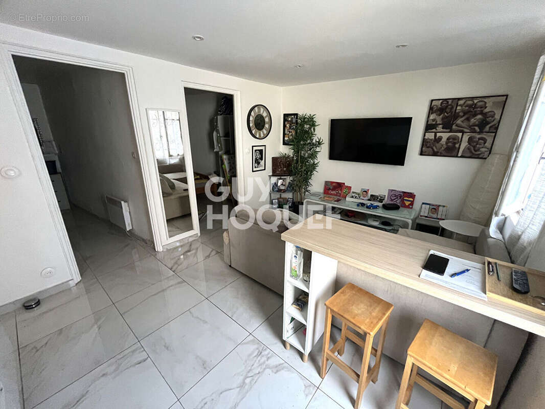 Maison à SAINT-LAURENT-DE-LA-SALANQUE