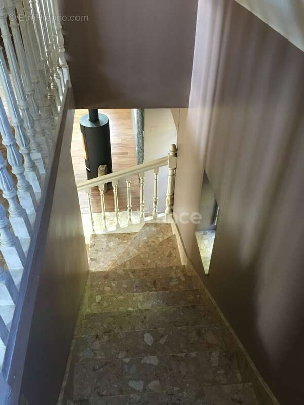 Maison en pierre avec plus d’un hectare de terrain – Berrien - photo 8