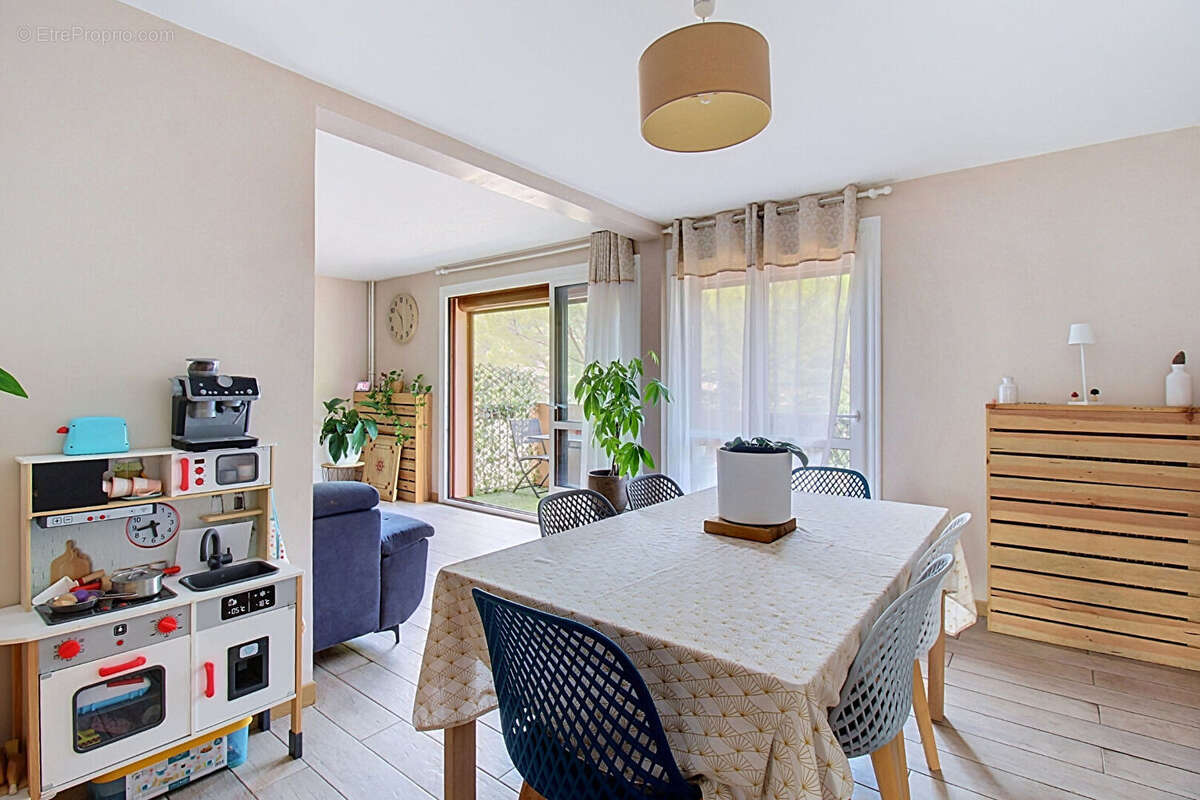 A VENDRE EN EXCLUSIVITÉ - DRAGUIGNAN : Appartement T5 - 3 chambres de 92 m² et 2 balcons + cave - photo 4