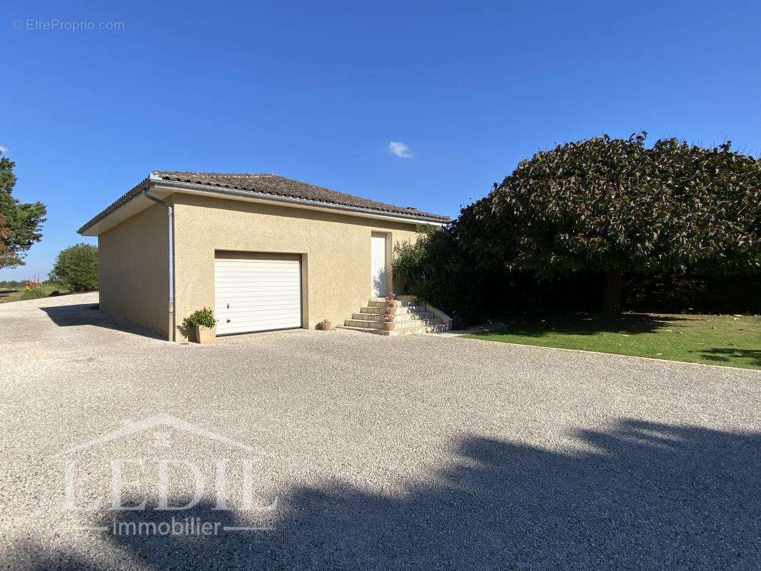 Magnifique Ensemble Immobilier avec Deux Maisons - photo 8