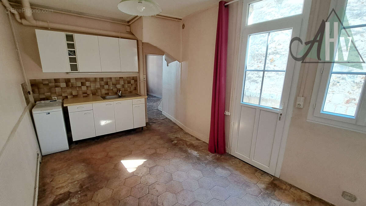 Pont sur Yonne (89) - Maison de 85 m2 avec 3 chambres, petit jardin et belle grange. - photo 5