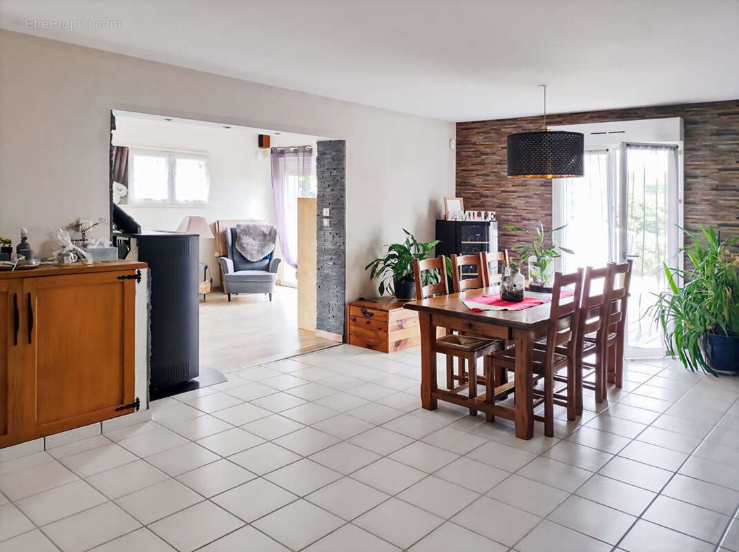 Maison à MONTREVAULT