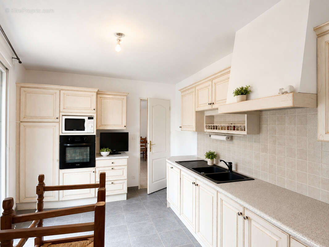 Maison de plain-pied de 129 m2 avec 4 chambres, grand terrain de 2 400 m2 et garage - photo 3